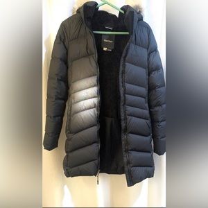 Marmont black down jacket. Detachable hood with faux fur trim.